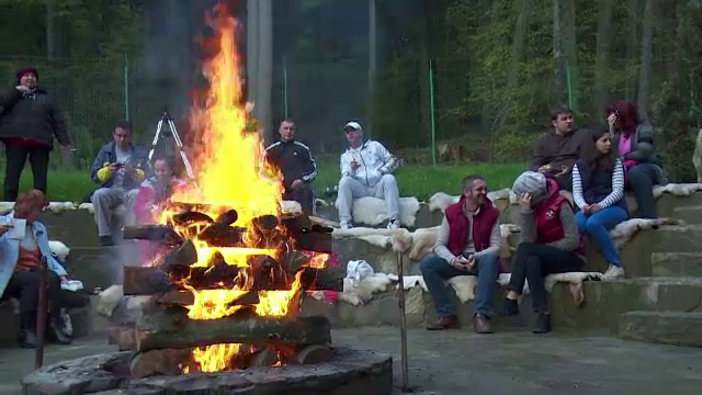 Cele 6 grade Celsius de la munte nu au speriat turistii care au petrecut pana tarziu in noapte 1 Mai, langa focul de tabara