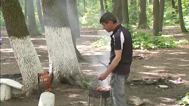 Al 2-lea episod al vacantei de 1 Mai. Bucurestenii s-au luat la intrecere, cu ustensile de ultima generatie: gratarul cu lift