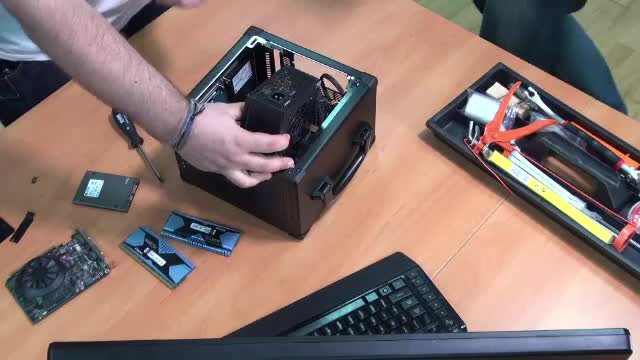 iLikeIT. Ce este un SteamBox - calculatorul "comprimat" de un utilizator care vrea performanta de top la pret mic