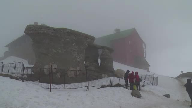 Cei 130 de turiști blocați la cabana Babele, salvați de jandarmi