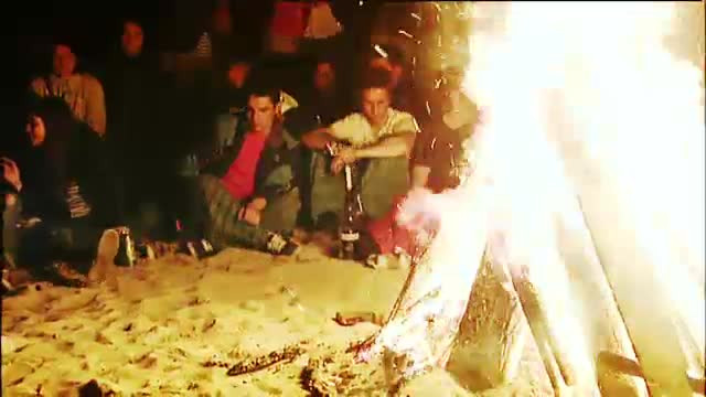 O noua zi de distractie pana in zori la Vama Veche. Tinerii infrunta frigul noptii cu alcool si focuri de tabara