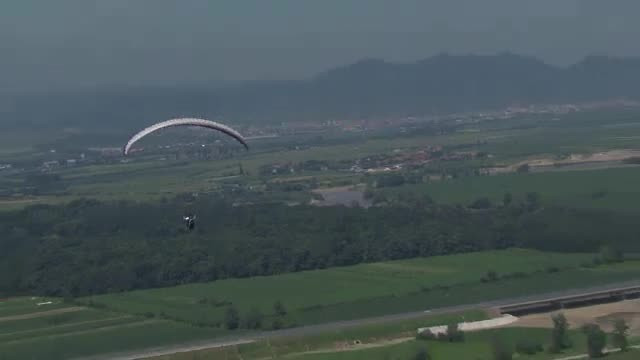 Un barbat s-a prabusit cu parapanta de la zeci de metri inaltime. A supravietuit in mod miraculos