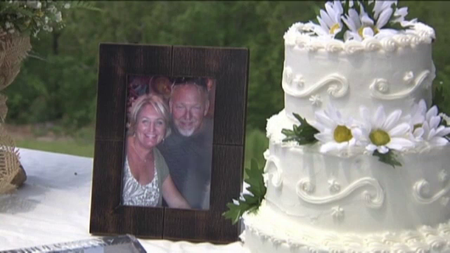 Ei au dovedit ca dragostea invinge orice piedica. Doi americani s-au casatorit pe locul casei distruse de o tornada