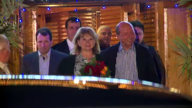 Traian Basescu s-a intors din minivacanta de 1 Mai. Primul lucru pe care l-a facut: o iesire la restaurant cu sotia