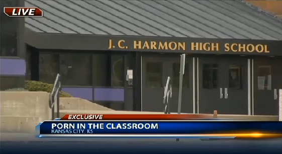 Doi elevi de liceu din America au fost suspendati, dupa ce un profesor le-a aratat la ore imagini erotice