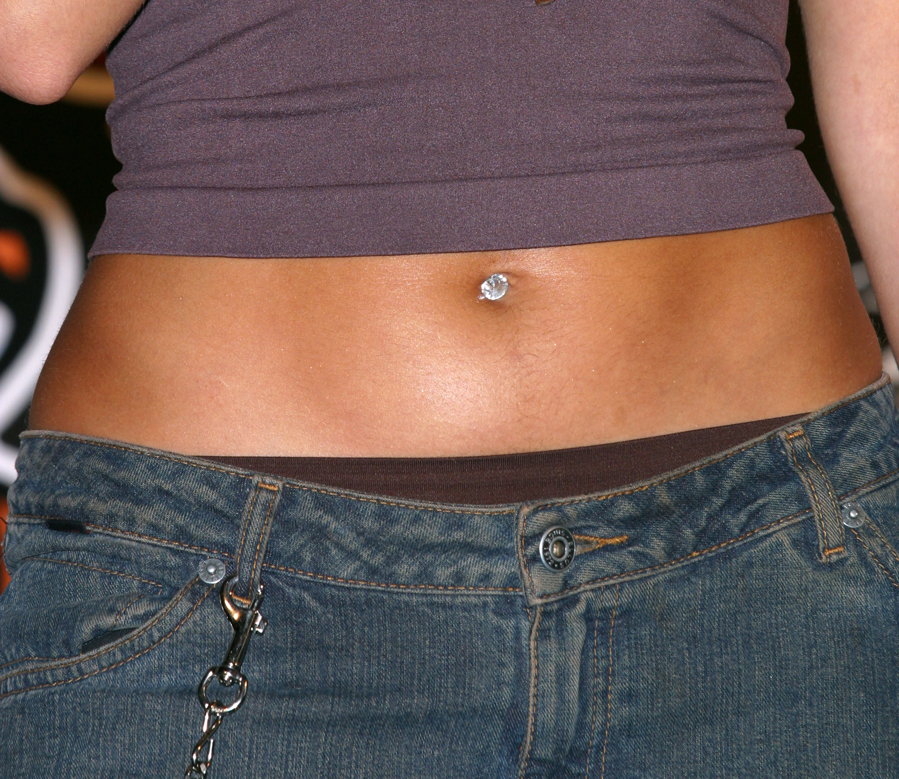 Momente dureroase, dar si jenante pentru o femeie din Marea Britanie. Buricul i-a explodat, la propriu, in avion