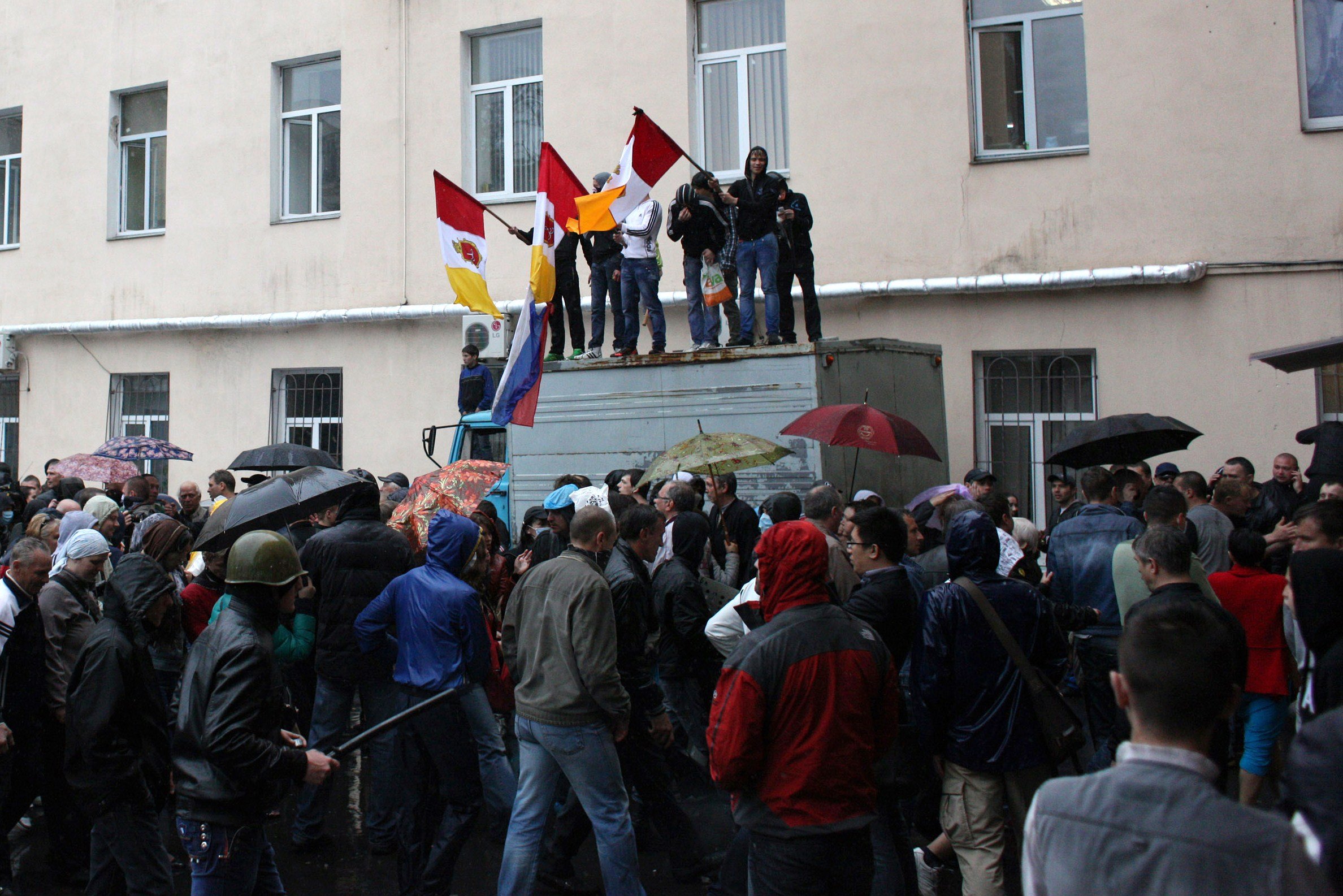 Militanti prorusi sarbatoresc eliberarea camarazilor eliberati de politia ucraineana
