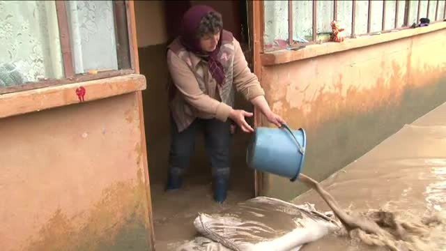 Zeci de locuinte din mai multe judete au fost distruse de ploi in doar cateva minute. Cod portocaliu de inundatii pana joi