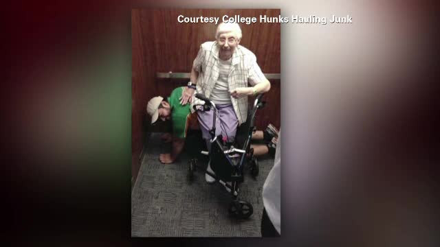 Gestul minunat al unui tanar din SUA. S-a oferit sa ii fie... scaun unei femei de 79 de ani, cu care a ramas blocat in lift