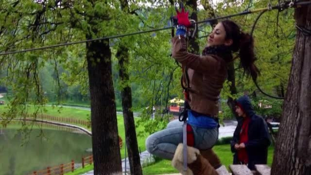 Distractie incheiata cu o tragedie. O tanara a murit, iar alta a fost grav ranita, dupa ce au cazut cu ATV-ul in rau