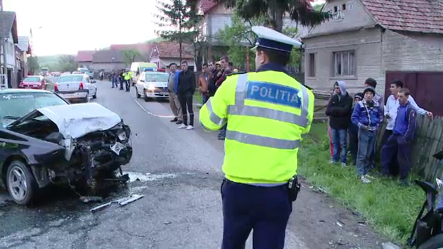Grav accident in Caras-Severin. Doua persoane au ajuns de urgenta la spital dupa ce au intrat cu masina intr-un stalp