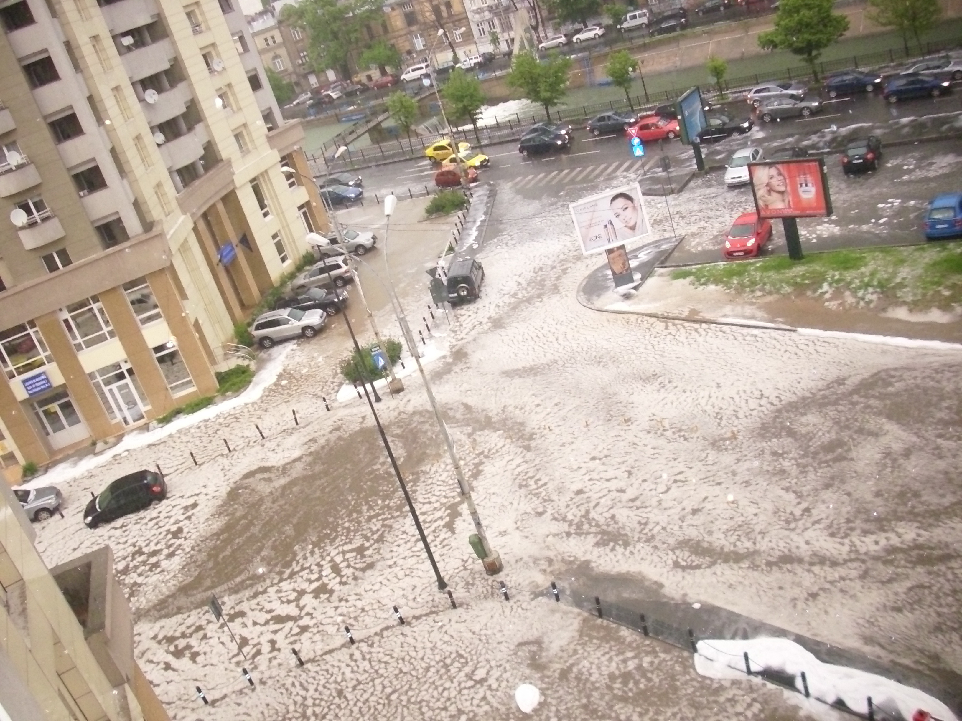 Potopul din hypermarket si balta in care masinile au devenit barcute, intre imaginile care s-au viralizat dupa ploile de ieri