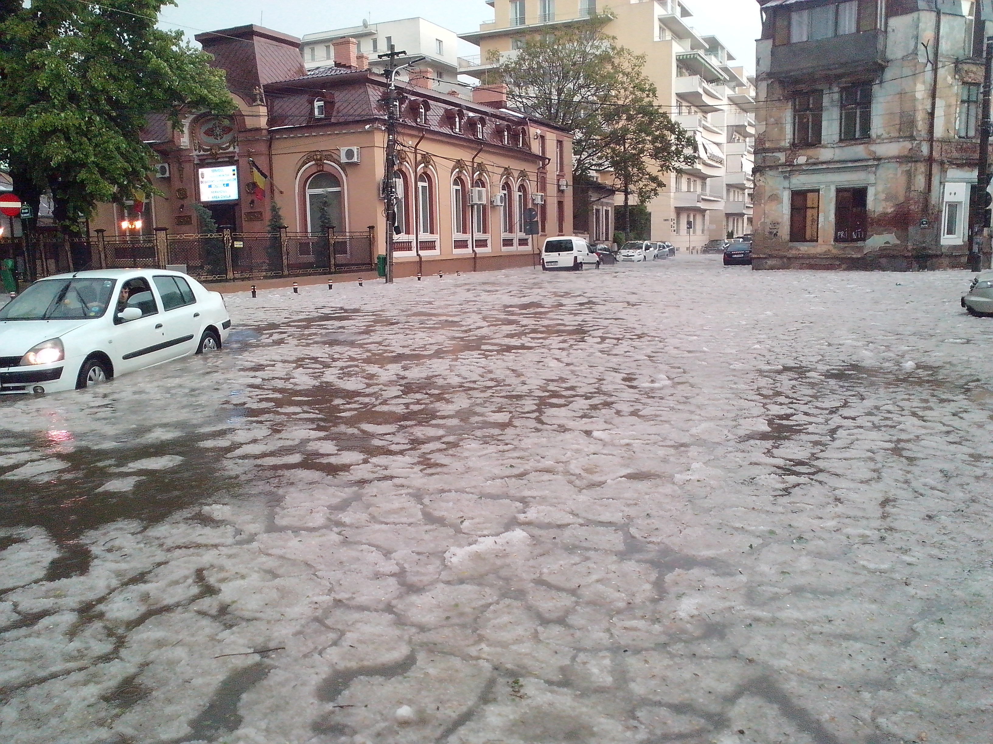 Imagini cu grindina de pe strazile din Romania, trimise de utilizatorii www.stirileprotv.ro - 5