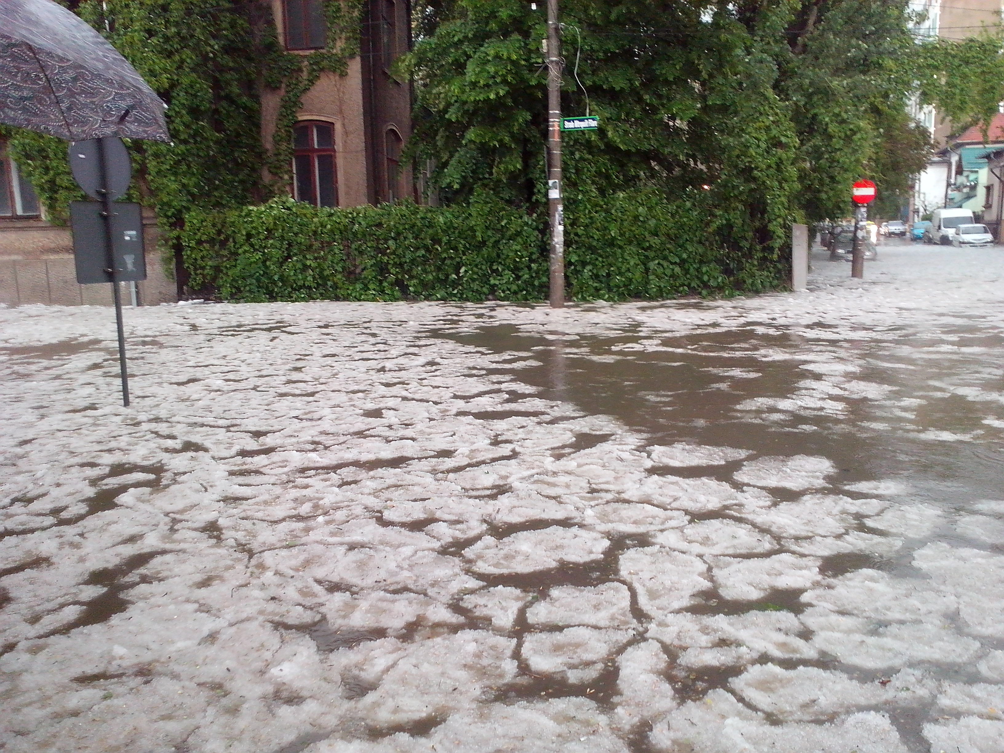 Imagini cu grindina de pe strazile din Romania, trimise de utilizatorii www.stirileprotv.ro - 6