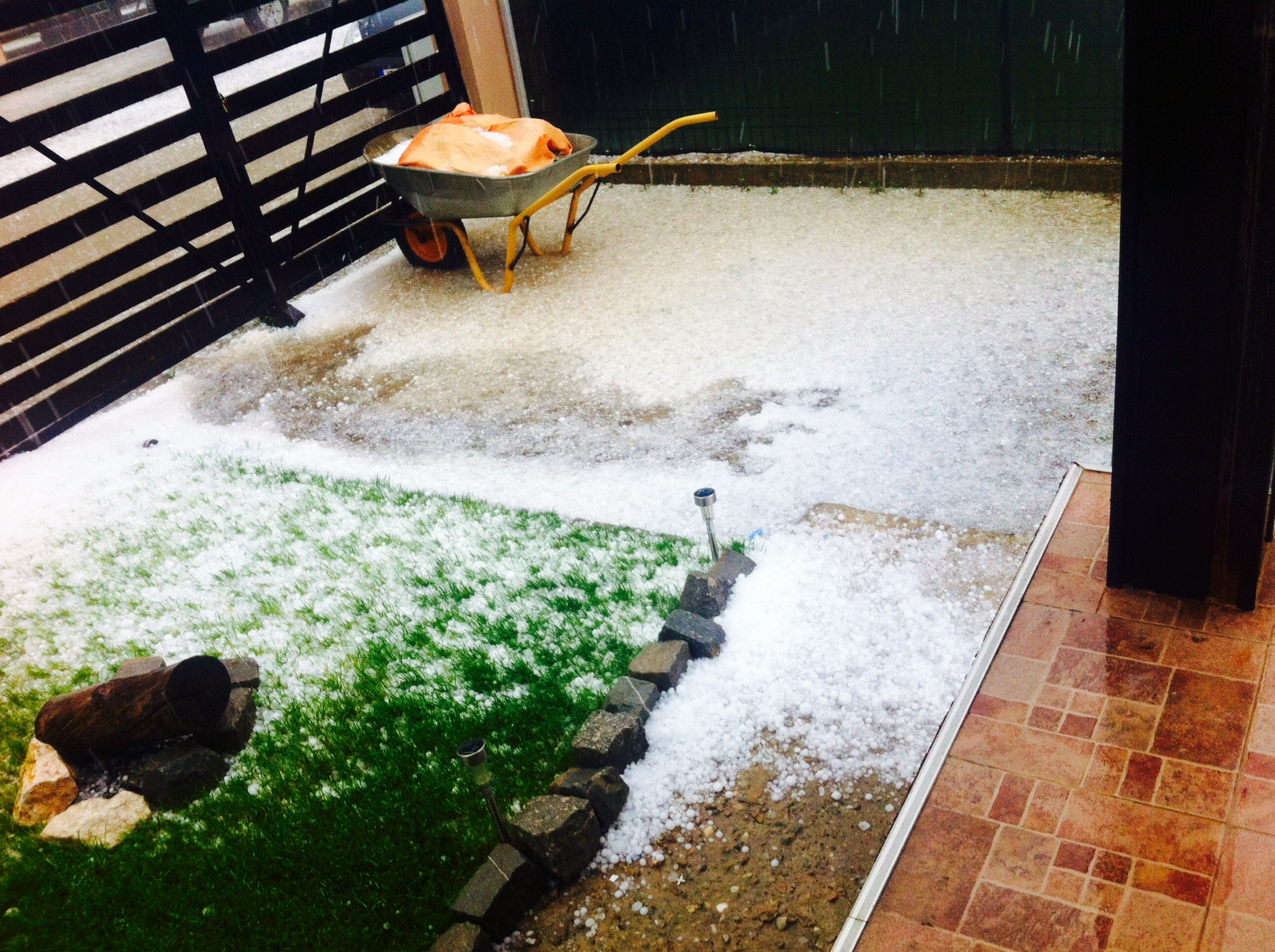 Imagini cu grindina de pe strazile din Romania, trimise de utilizatorii www.stirileprotv.ro - 12