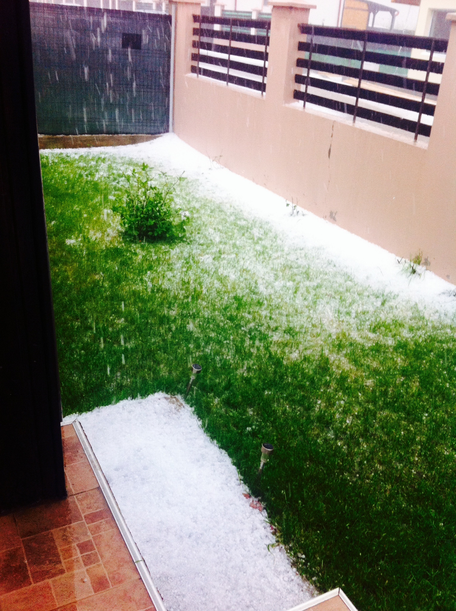 Imagini cu grindina de pe strazile din Romania, trimise de utilizatorii www.stirileprotv.ro - 13