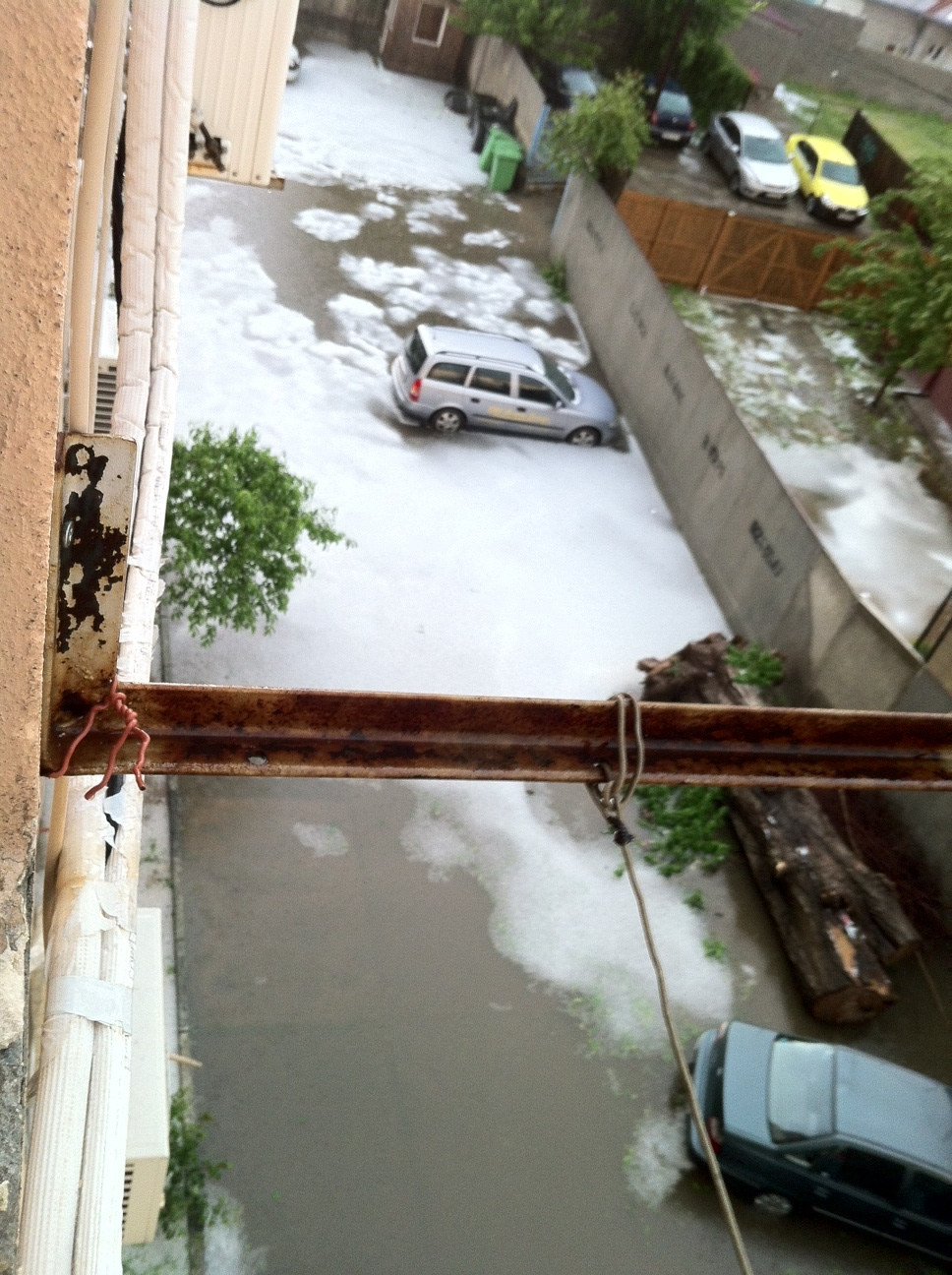 Imagini cu grindina de pe strazile din Romania, trimise de utilizatorii www.stirileprotv.ro - 23