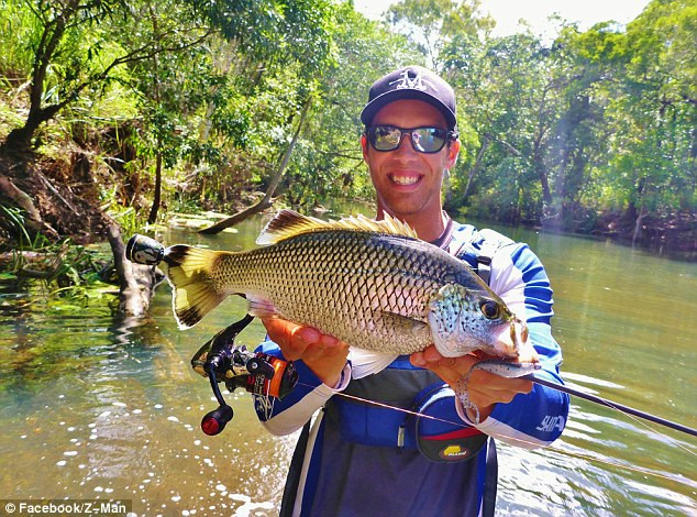 Ce a gasit un pescar din Australia in gura unui biban. "Am vazut ca clipste si m-am speriat"