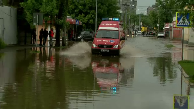 Luni va ploua in toata tara si exista pericol de inundatii. Noua informare emisa de meteorologi