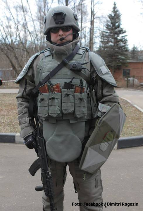 Vicepremierul rus Dimitri Rogozin imbracat in armura de kevlar