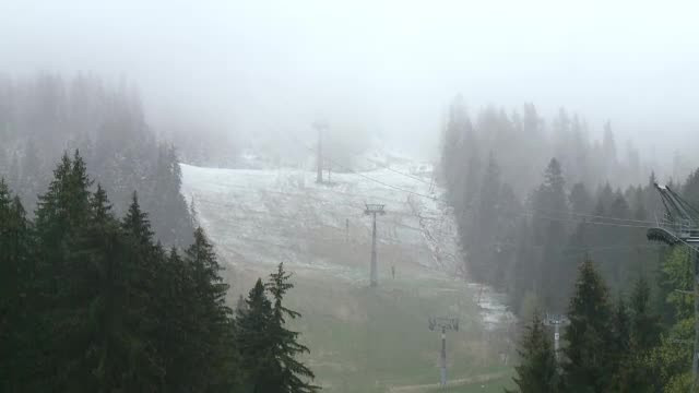 "Ieri faceam gratarul, azi plecam pe zapada". La munte, ultima luna de primavara a adus ninsori ca in mijlocul iernii