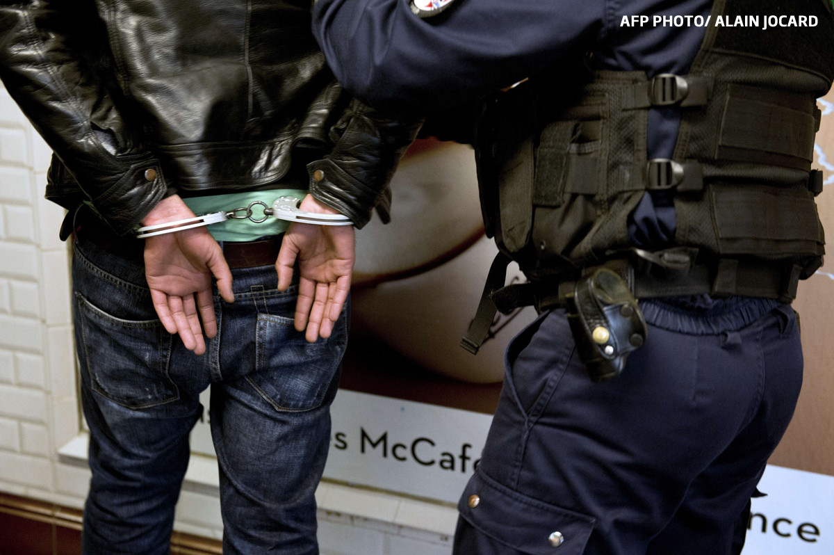 student roman jefuit in metroul din Paris