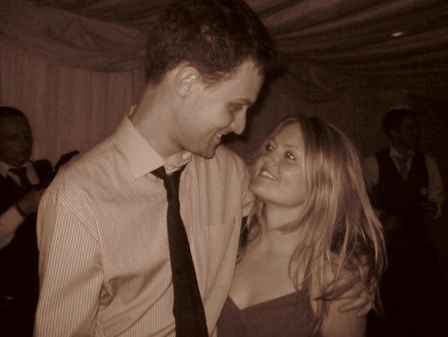 Lupta contracronometru a unei femei pentru viitorul sot. Are mai putin de 60 de zile sa il scape de o boala cumplita