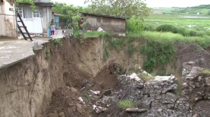 Oamenii dintr-un cartier din Tulcea s-au trezit cu o prapastie de 20 de metri langa casa. "Imi e frica sa mai locuiesc aici"