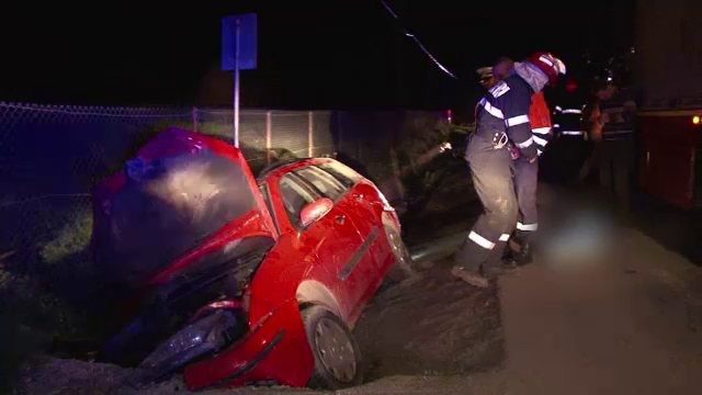 Grav accident rutier in apropiere de Bistrita. Un tanar si-a pierdut viata dupa ce prietenul lui a intrat cu masina in pod