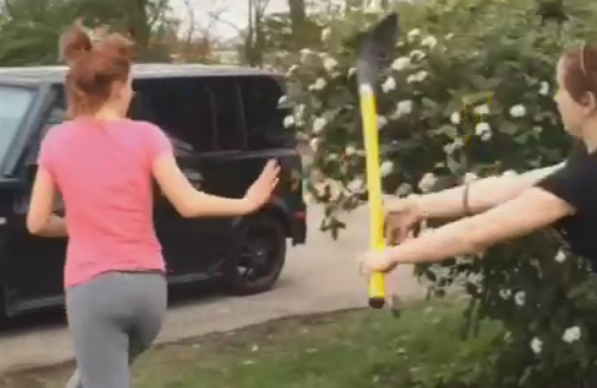 O bataie intre doua tinere s-a sfarsit cu o lopata in capul uneia. De la ce a plecat conflictul