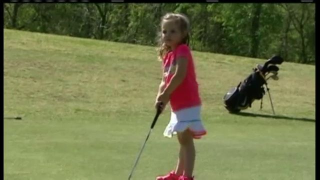La 3 ani, o fetita din Statele Unite uimeste pe terenul de golf. Copila nu rateaza nicio lovitura