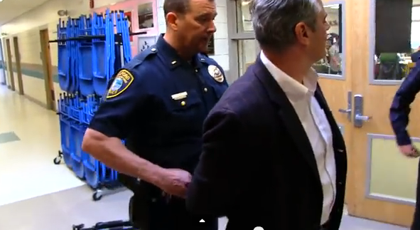 A venit la scoala sa se planga de lecturile obligatorii ale fiicei, dar a fost luat pe sus de politie. Ce a facut barbatul