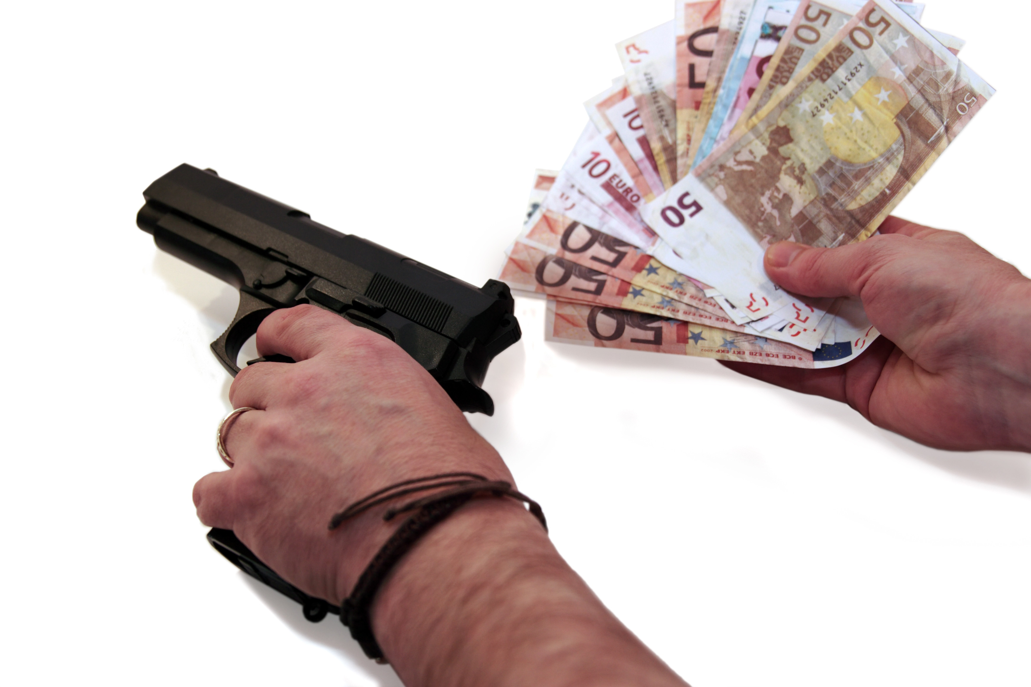 Un fost prefect din Romania e acuzat ca a incercat sa comande un asasinat. Presupusul criminal era un ofiter sub acoperire