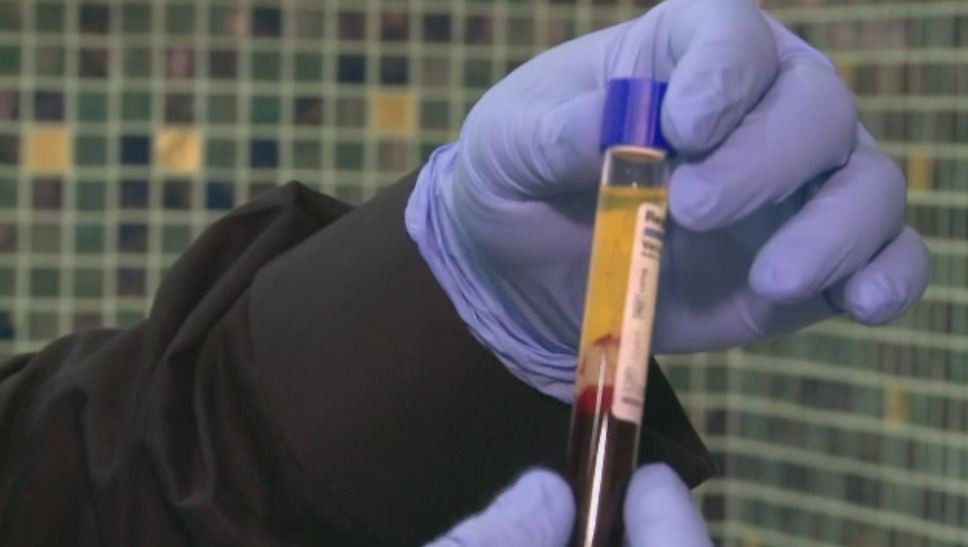 Transfuzia de sange tanar care te "vindeca" de batranete i-a dus cu gandul la Dracula pe turistii aflati in Romania