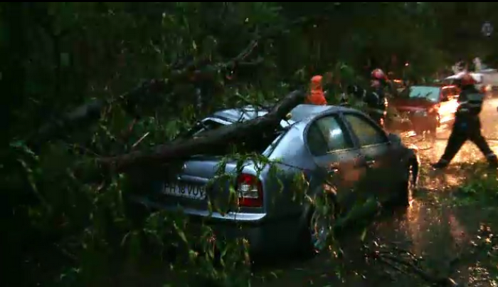 Certificat de "vreme rea" pentru soferi. Cum se pot repara, pe banii asiguratorilor, masinile distruse de ploi si grindina