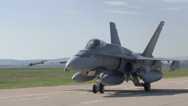 Sase avioane de lupta canadiene au aterizat la Campia Turzii. 230 de militari si personal tehnic se vor antrena cu romanii