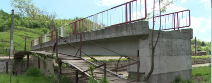 Romania, tara in care un pod de 1 milion de euro e abandonat, iar localnicii sunt amendati pentru ca se descurca