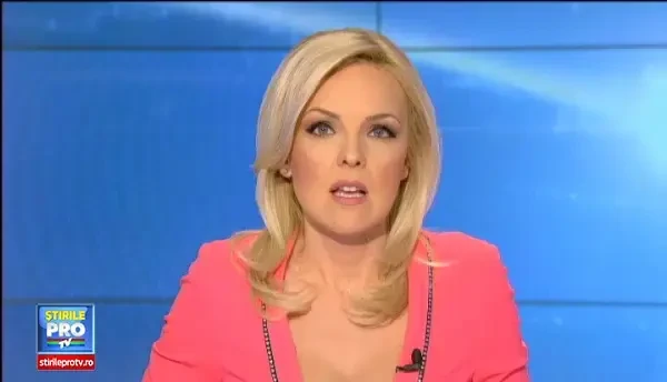 Podul de 1 milion de euro care asteapta de 8 ani sa fie gata. Localnicii si-au facut singuri punte de lemn, dar risca amenzi