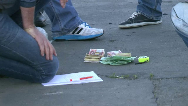 Tineri prinsi de politie in timp ce incercau sa cumpere tigari de contrabanda cu 20.000 de euro falsi