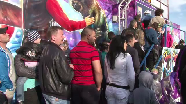 ANIMATIE GRAFICA. Noua persoane au fost ranite, dupa ce tribuna unui circ s-a prabusit. Amenda primita de firma organizatoare