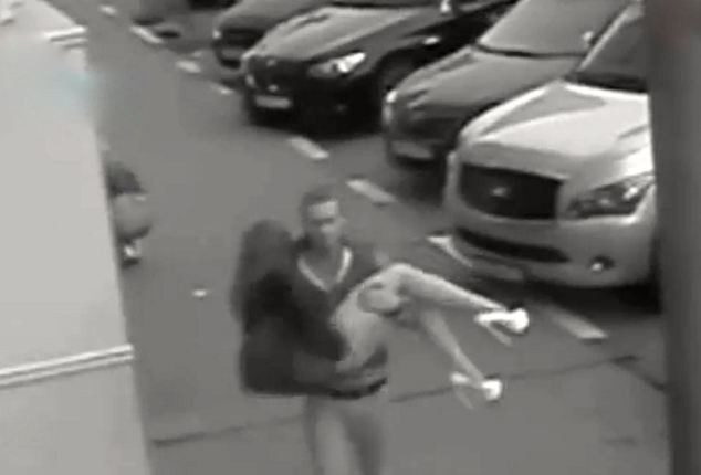 Ce a patit o dansatoare in parcarea clubului in care lucra. Camerele de supraveghere au surprins intregul incident. VIDEO