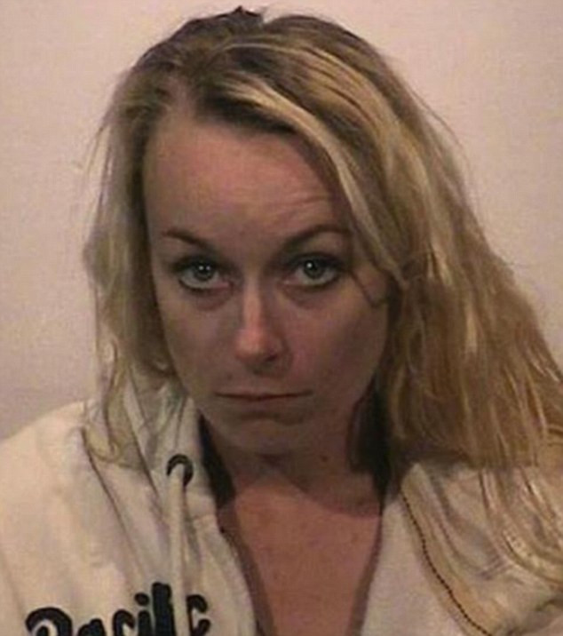 Si-a abandonat copiii sub cerul liber, iar ea a dormit la hotel. Explicatia absurda pe care le-a dat-o politistilor