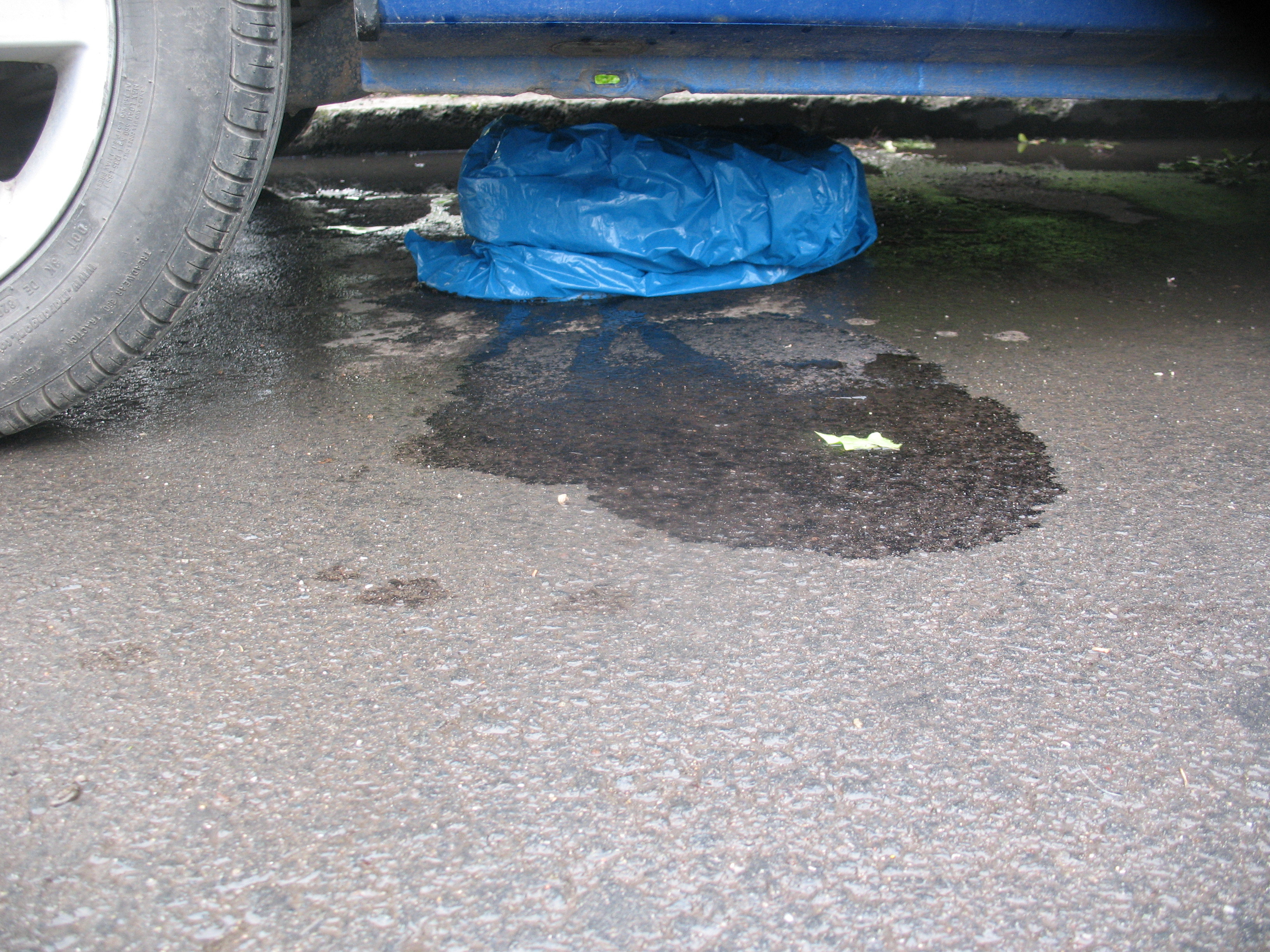 A incercat sa fure benzina cu sacul. Sase masini, distruse la Timisoara de un hot nepriceput