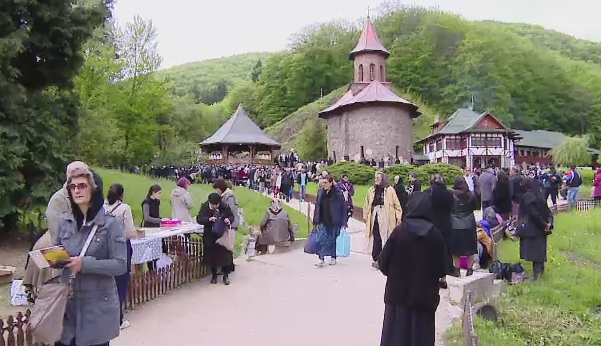 Pelerinaj impresionant la manastirea Prislop. Mii de credinciosi au venit sa se inchine la mormantul lui Arsenie Boca
