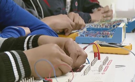 Invata meserie direct de la viitorul angajator. Parteneriatul dintre companii si scolile profesionale ii ajuta pe elevi