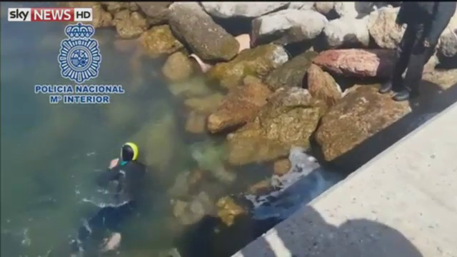 Un imigrant din Maroc a incercat sa ajunga in Spania ascuns langa elicea unui feribot. Cum l-a gasit politia