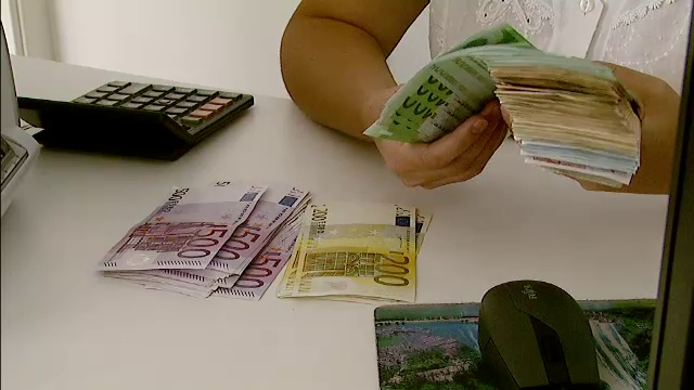 Retea de credite ilegale depistata la Buzau. Cum functiona "afacerea" coordonata de trei asistente medicale