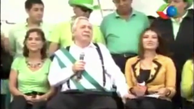 Primarul celui mai mare oras din Bolivia nu se poate abtine in fata unei femei frumoase. Ipostaza in care a fost filmat