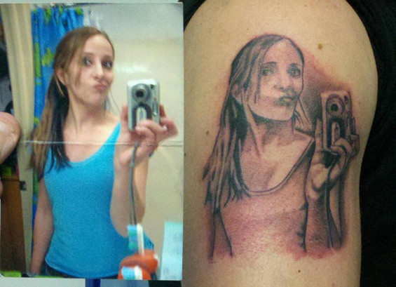 Fenomenul selfie si dovada ca lumea o ia razna. O tanara si-a tatuat pe corp propria imagine in oglinda
