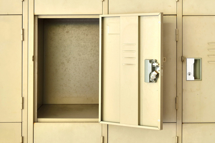 S-a uitat in dulap si a facut doua poze. Cand si-a dat seama ce fotografia a intrat in panica